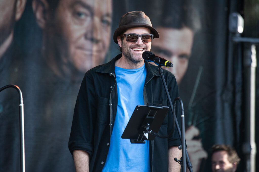Peter Ketnath auf der Bühne des Elbenwald Festivials beim Live-Hörspiel Kohlrabenschwarz