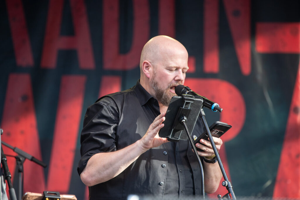 Christian von Aster auf der Bühne des Elbenwald Festivials beim Live-Hörspiel Kohlrabenschwarz