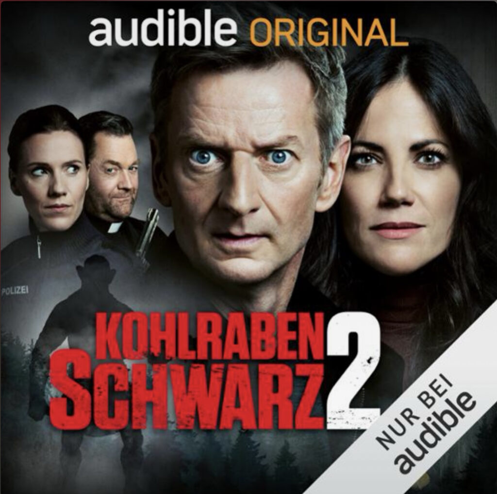 Titelbild des Hörspiels Kohlrabenschwarz , Staffel 2, mit den vier Hauptdarstellern im Fokus. Unten steht in rot das Logo von Kohlrabenschwarz.